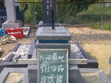 墓石中心に免震用棒で耐震対策