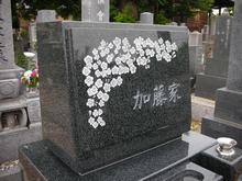 墓石正面に桜の影彫りを致しました。