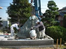 歌碑重量が約６ｔ近くラフタークレーンで何とか入れられました。