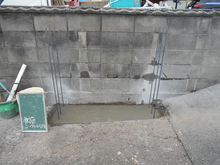 コンクリートベースを打ち鉄筋で補強します。
