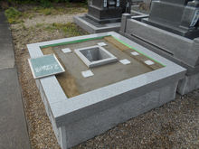 墓石下基礎・納骨石棺です。
阿弥陀様を彫刻してあります。