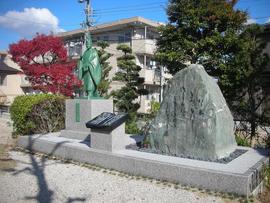 愛知県知立市の名所でありますかきつばた園内において平安時代の歌人、在原業平がこの地で詠んだかきつばたの歌を記念碑として残そうと言う事でこの銅像と歌碑が出来ました。毎年４月２７日から５月２６日までかきつばたまつりがおこなわれますのでぜひご来園の際に見て頂きたいと思います。