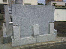 裏側はさらに補強柱石でしっかりと補強 裏側はさらに補強柱石でしっかりと補強